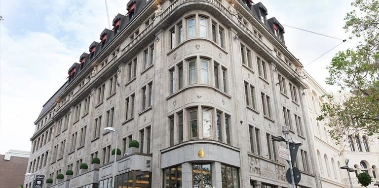 Frontalansicht des Central-Hotel Kaiserhof vom Ernst-August-Platz aus