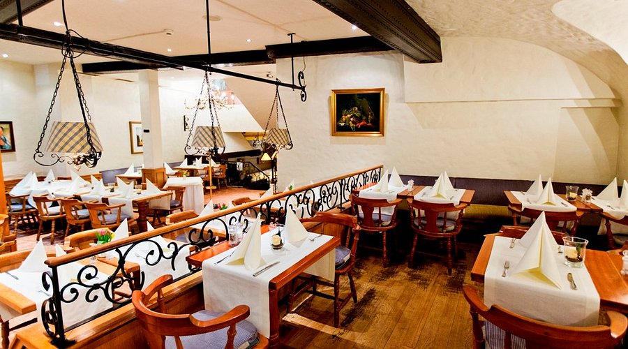 gedeckte Tische im Restaurant Brunnenhof des Central-Hotel