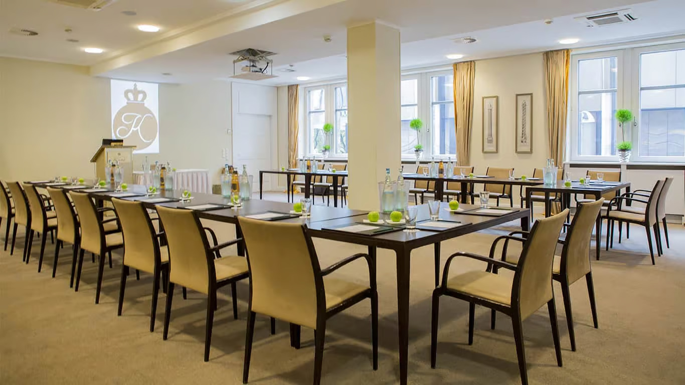 für eine Tagung vorbereitete Tische in einem der Tagungssäle des Central-Hotel Kaiserhof